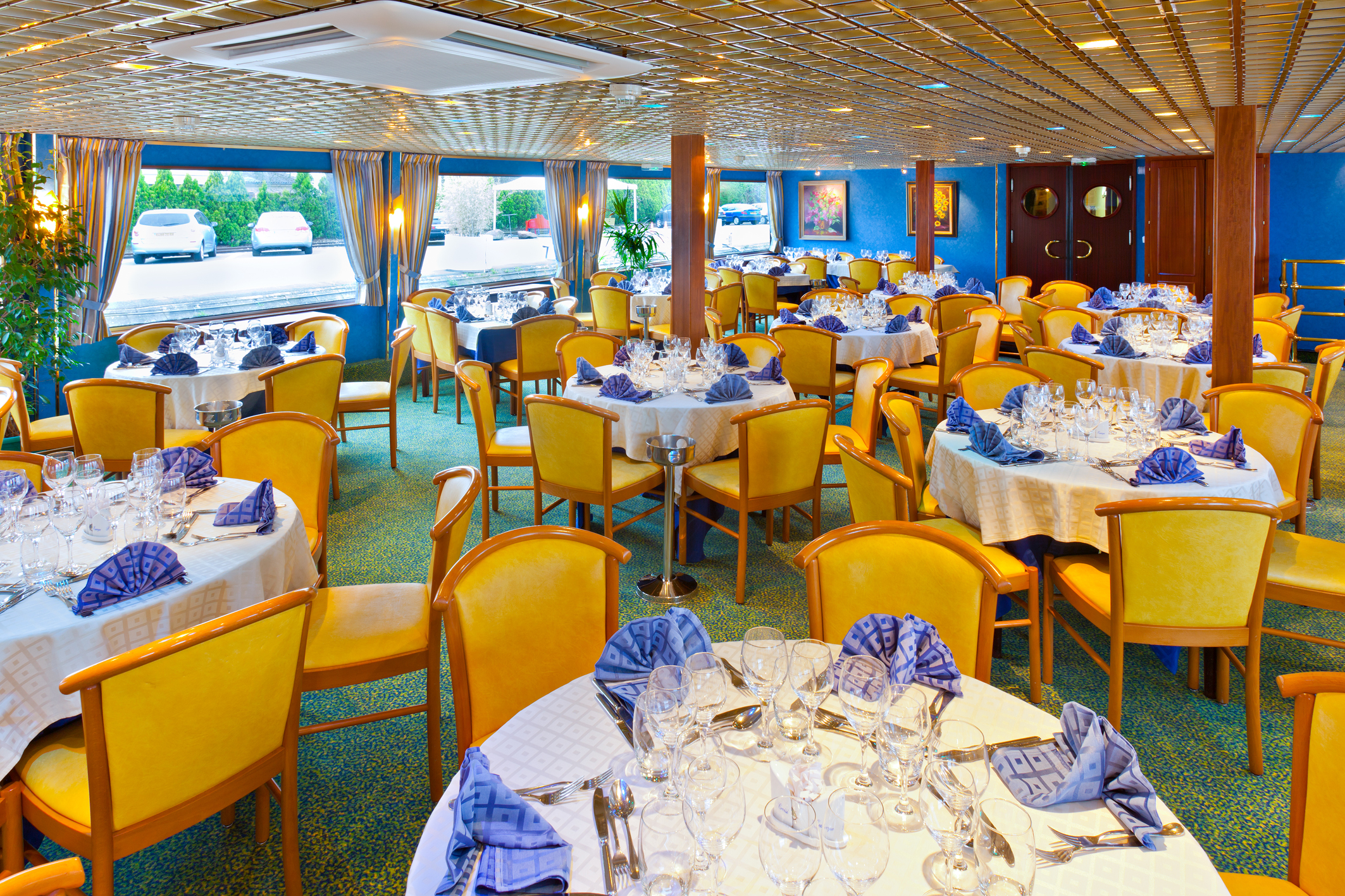 CroisiEurope MS La Boheme Restaurant.jpg